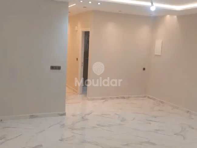 شقة للبيع مع تراس في الطابق الأرضي