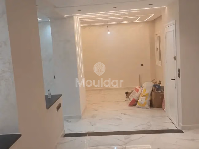 شقة للبيع مع تراس في الطابق الأرضي