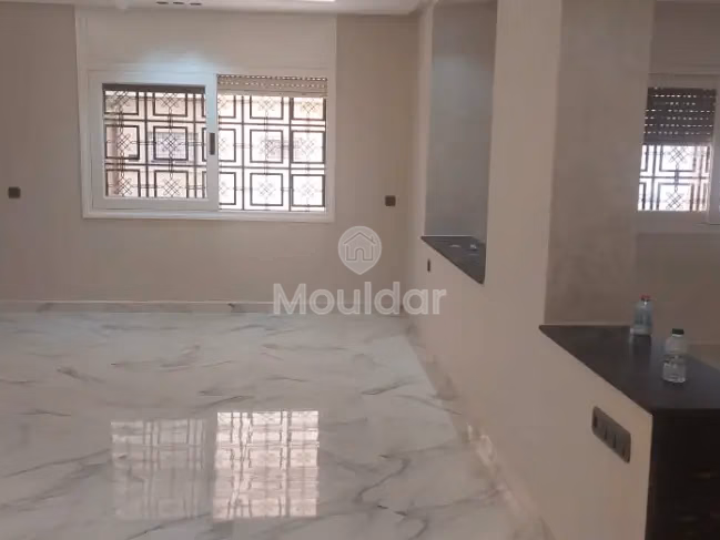 شقة للبيع مع تراس في الطابق الأرضي