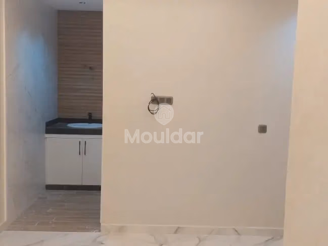 شقة للبيع مع تراس في الطابق الأرضي