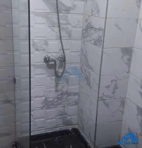 Studio à louer avec balcon au cinquième étage