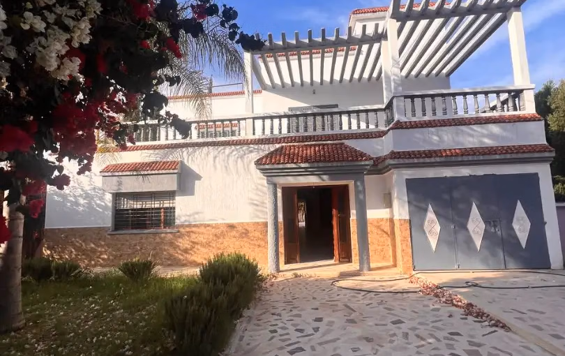 Villa for sale in Idaouguerd with pool - 4 bedrooms, 900 m².