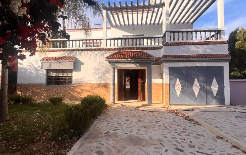 Villa for sale in Idaouguerd with pool - 4 bedrooms, 900 m².