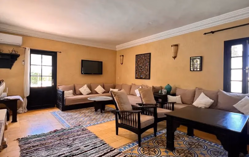 فيلا للبيع مع مسبح فيلا للبيع مع مسبح