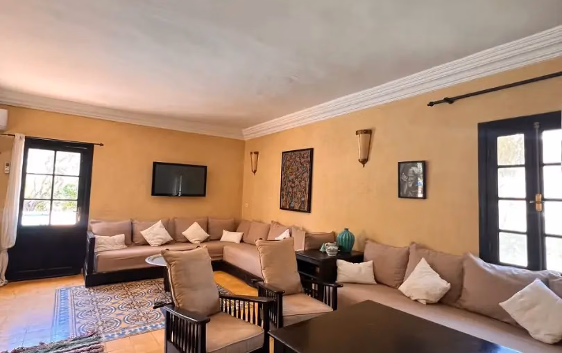 فيلا للبيع مع مسبح فيلا للبيع مع مسبح