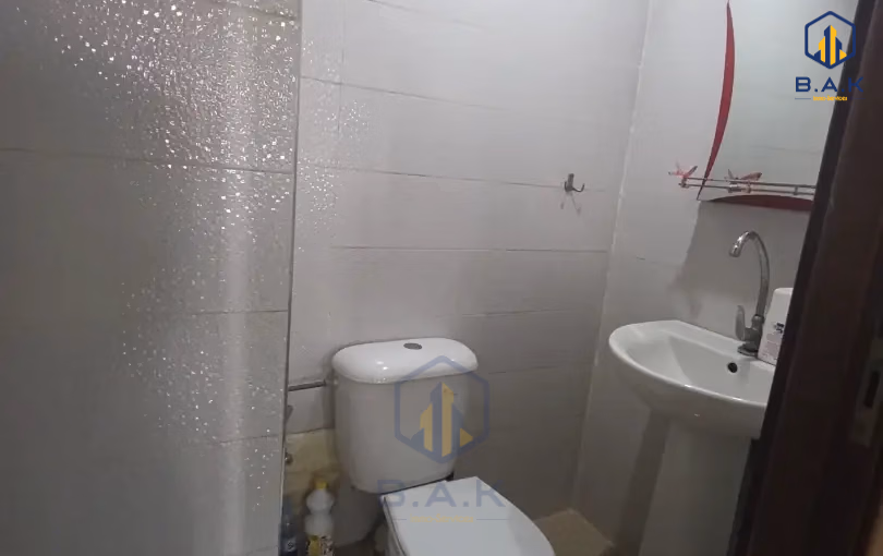 مكتب للإيجار مع تراس في الطابق الأول مكتب للإيجار مع تراس في الطابق الأول