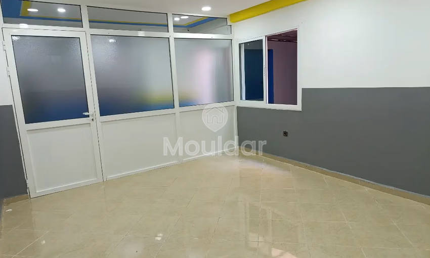 مكتب للإيجار مع تراس في الطابق الأول