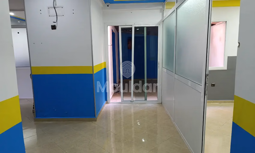 مكتب للإيجار مع تراس في الطابق الأول