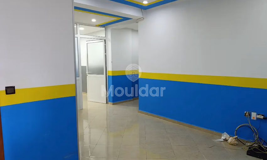 مكتب للإيجار مع تراس في الطابق الأول