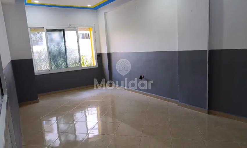 مكتب للإيجار مع تراس في الطابق الأول