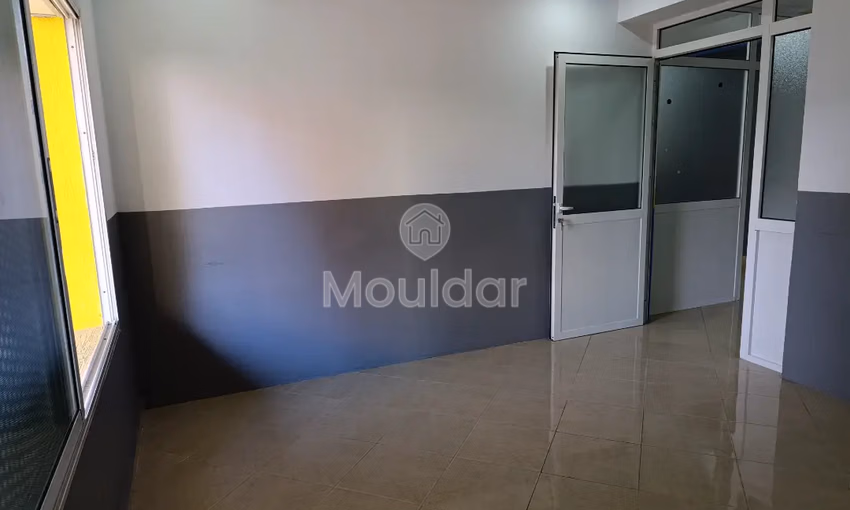 مكتب للإيجار مع تراس في الطابق الأول