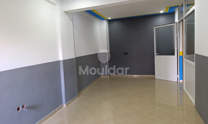 مكتب للإيجار مع تراس في الطابق الأول