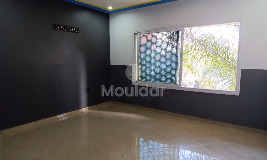 مكتب للإيجار مع تراس في الطابق الأول