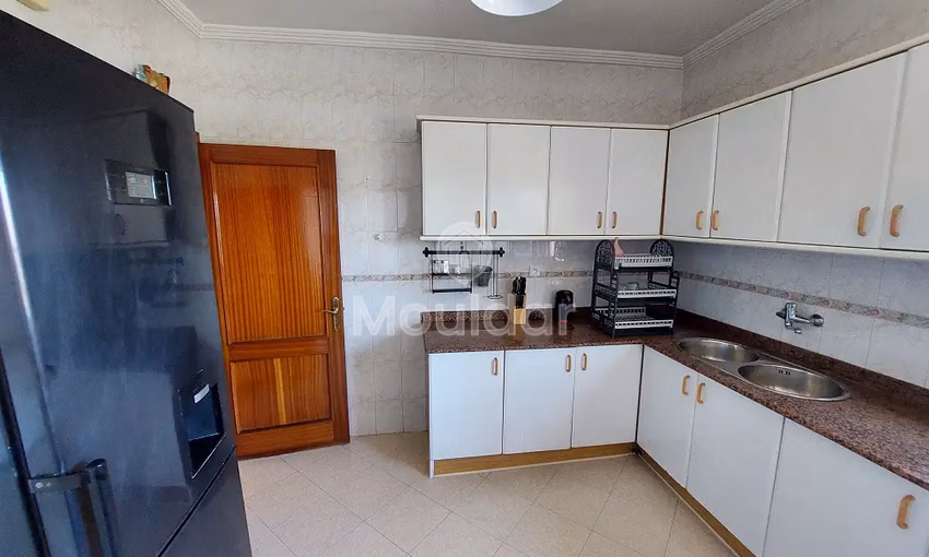 شقة للإيجار مع شرفة في الطابق الأرضي