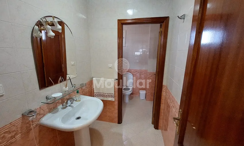 شقة للإيجار مع شرفة في الطابق الأرضي