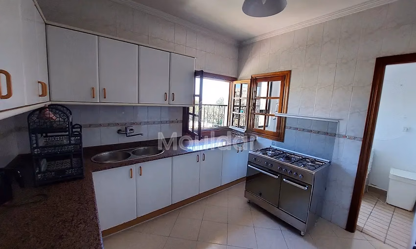 شقة للإيجار مع شرفة في الطابق الأرضي