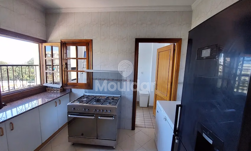 شقة للإيجار مع شرفة في الطابق الأرضي