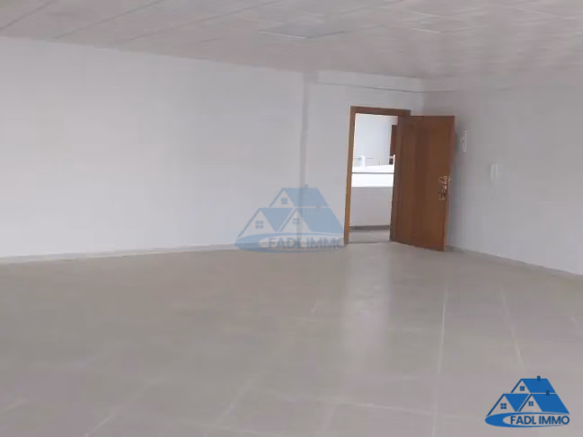 مكتب للإيجار مع موقف سيارات في الطابق الأول