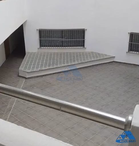 مكتب للإيجار مع موقف سيارات في الطابق الأول