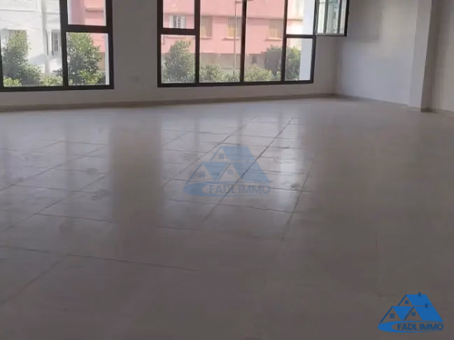 Bureau à louer avec parking au deuxième étage Bureau à louer avec parking au deuxième étage