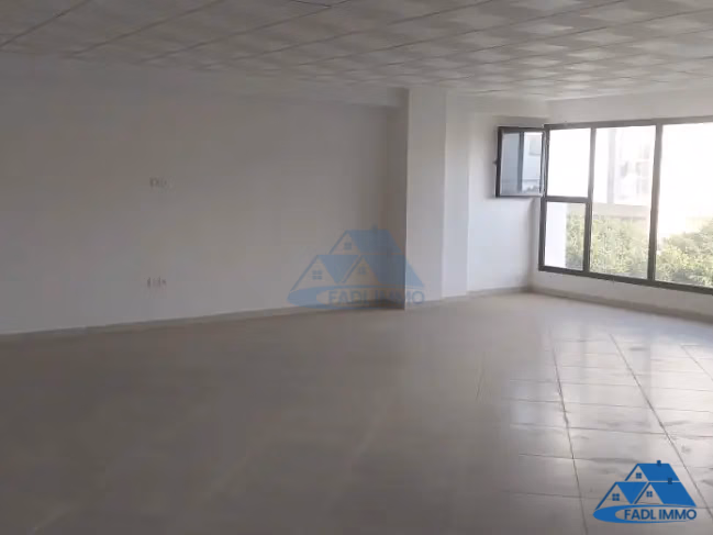 Bureau à louer avec parking au deuxième étage Bureau à louer avec parking au deuxième étage