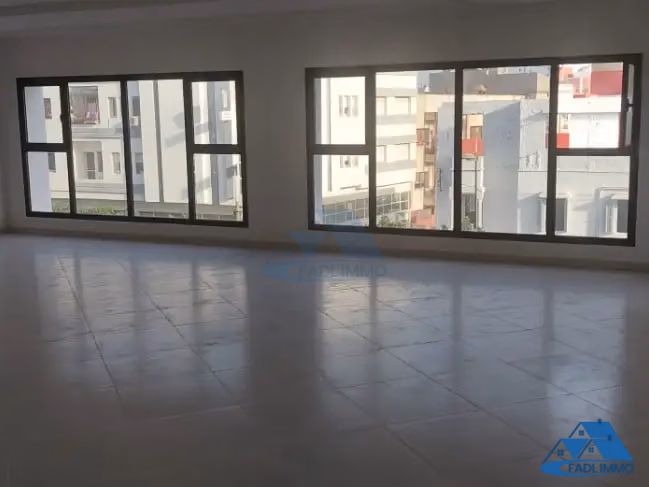 Bureau à louer avec parking au deuxième étage Bureau à louer avec parking au deuxième étage