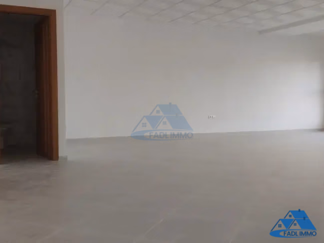 Bureau à louer avec parking au deuxième étage Bureau à louer avec parking au deuxième étage