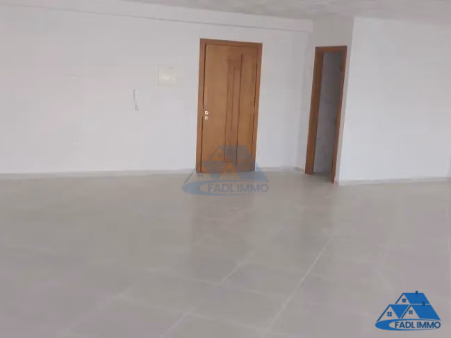 Bureau à louer avec parking au deuxième étage Bureau à louer avec parking au deuxième étage