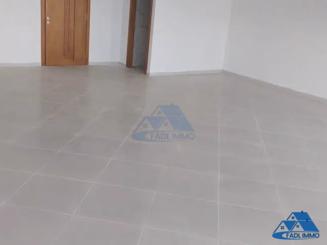 Bureau à louer avec parking au deuxième étage Bureau à louer avec parking au deuxième étage