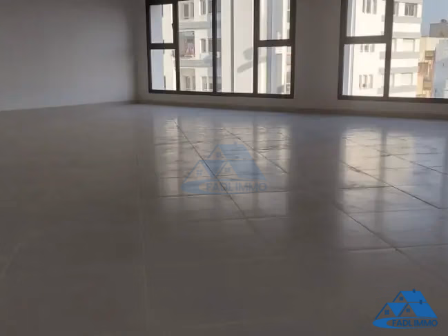 Bureau à louer avec parking au deuxième étage Bureau à louer avec parking au deuxième étage