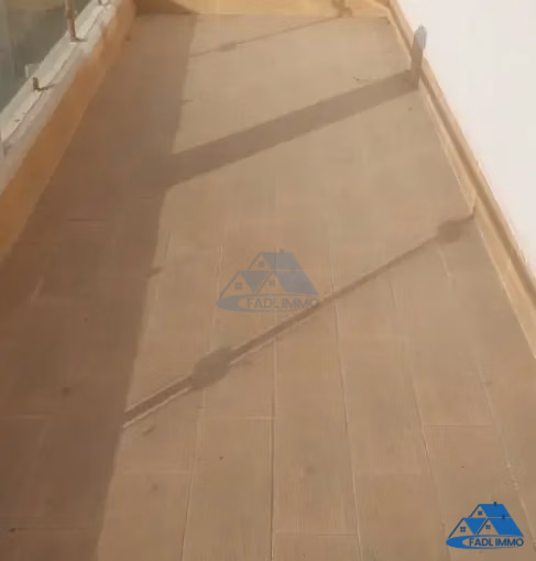 Bureau à louer avec terrasse au troisième étage Bureau à louer avec terrasse au troisième étage