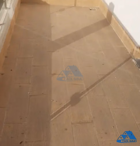 Bureau à louer avec terrasse au troisième étage Bureau à louer avec terrasse au troisième étage