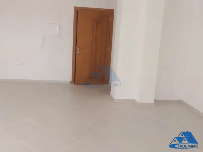 Bureau à louer avec terrasse au troisième étage Bureau à louer avec terrasse au troisième étage