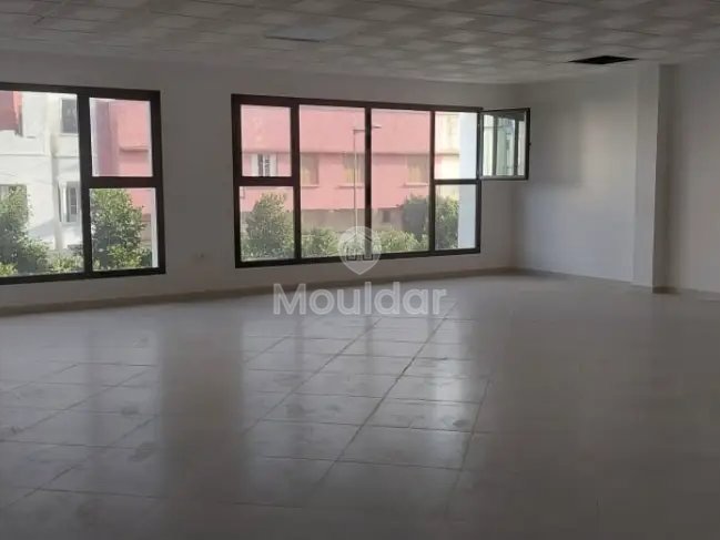 مكتب للإيجار مع موقف سيارات في الطابق الثاني