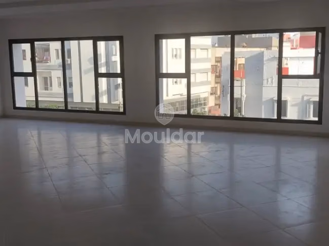 مكتب للإيجار مع موقف سيارات في الطابق الثاني مكتب للإيجار مع موقف سيارات في الطابق الثاني