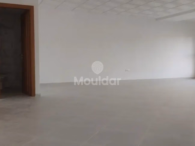 مكتب للإيجار مع موقف سيارات في الطابق الثاني مكتب للإيجار مع موقف سيارات في الطابق الثاني