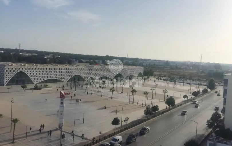 شقة للإيجار مع شرفة في الطابق السادس