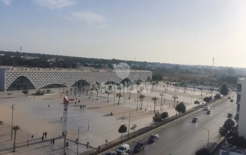 شقة للإيجار مع شرفة في الطابق السادس