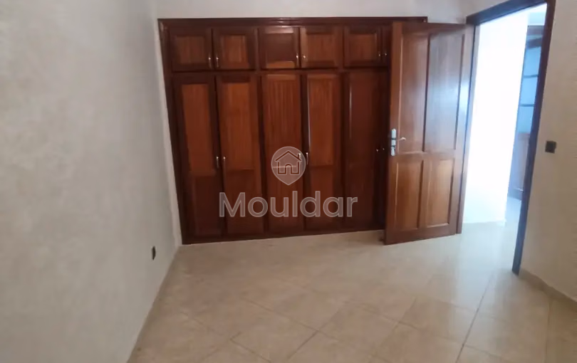 شقة للإيجار مع شرفة في الطابق السادس