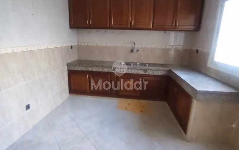 شقة للإيجار مع شرفة في الطابق السادس