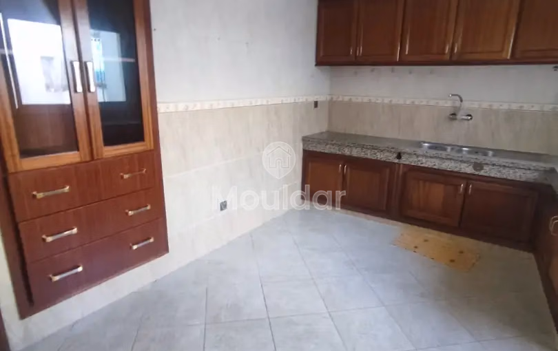 شقة للإيجار مع شرفة في الطابق السادس