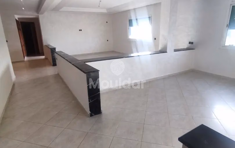 شقة للإيجار مع شرفة في الطابق السادس