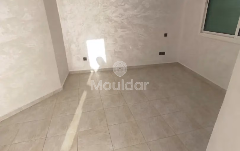 شقة للإيجار مع شرفة في الطابق السادس