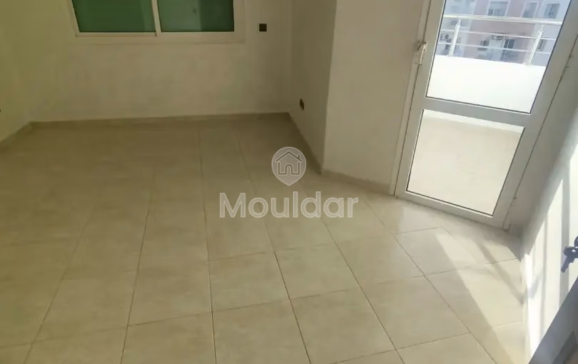 شقة للإيجار مع شرفة في الطابق السادس