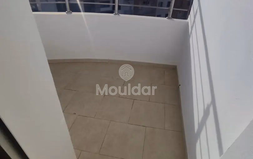 شقة للإيجار مع شرفة في الطابق السادس