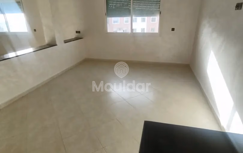 شقة للإيجار مع شرفة في الطابق السادس