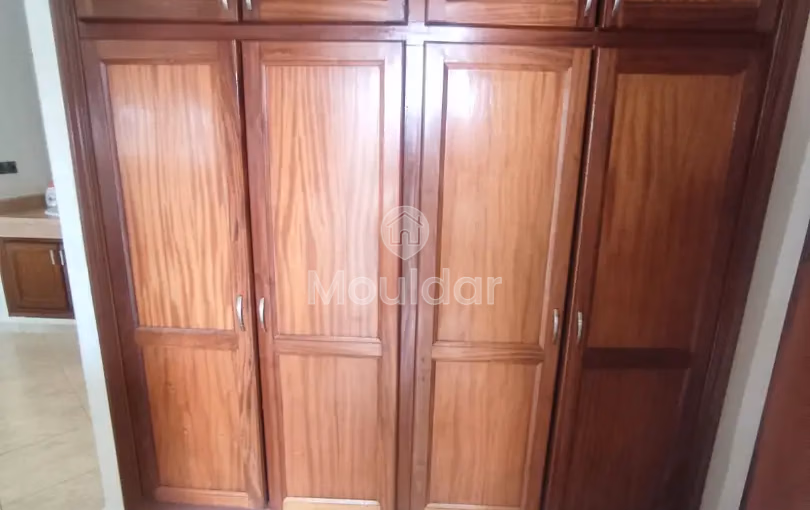 شقة للإيجار مع شرفة في الطابق السادس