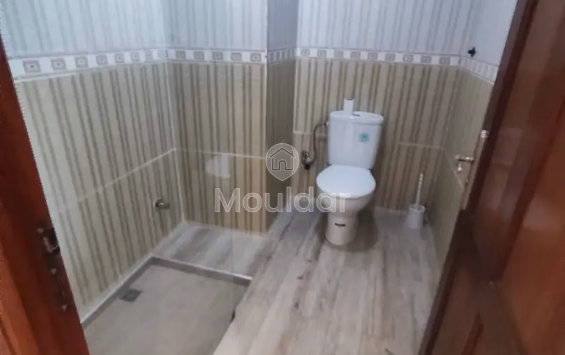 شقة للإيجار مع شرفة في الطابق السادس