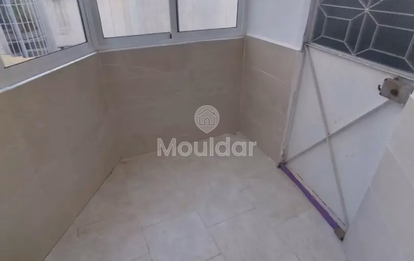 شقة للإيجار مع شرفة في الطابق السادس