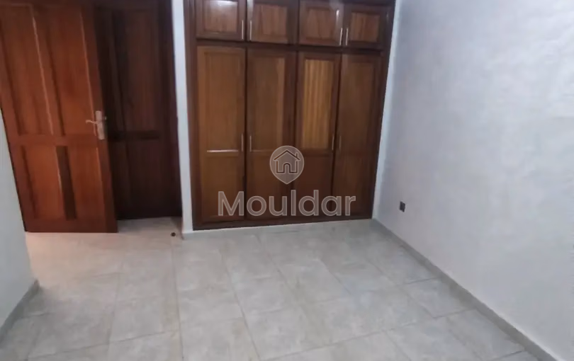 شقة للإيجار مع شرفة في الطابق السادس